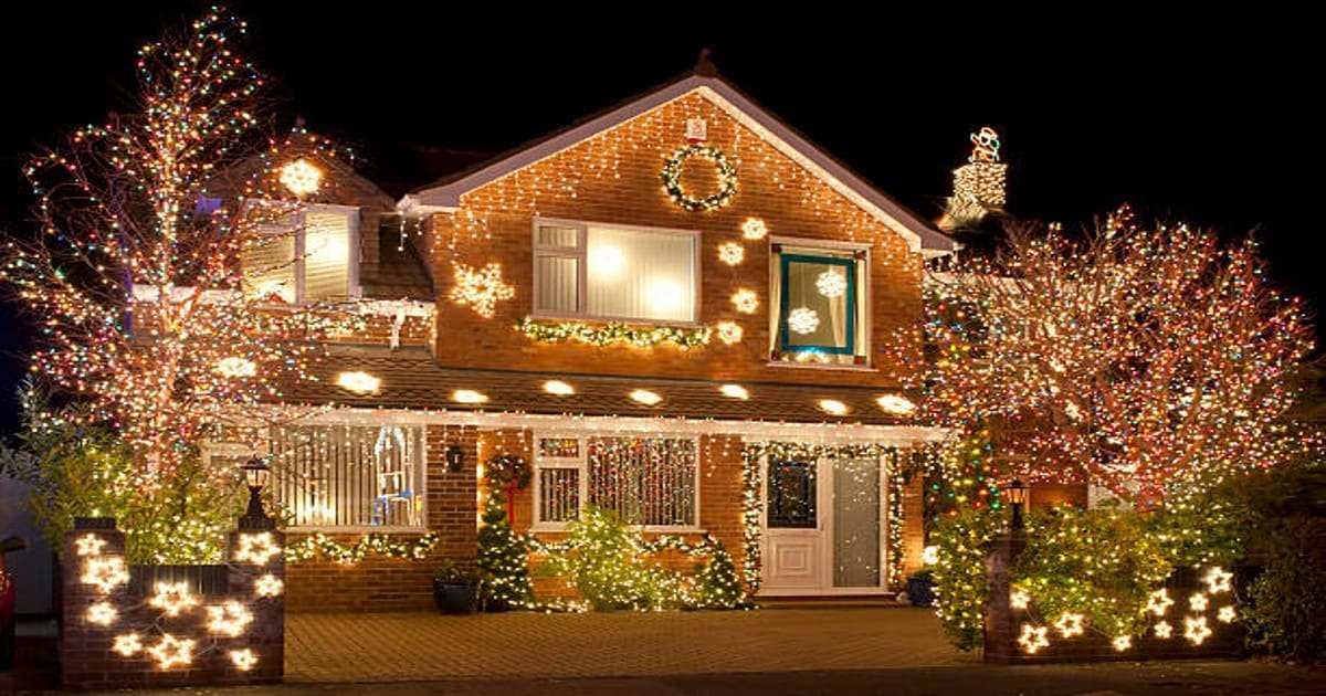 You are currently viewing 5 Christmas Lighting Trends to Make Your Home Shine This Holiday Season